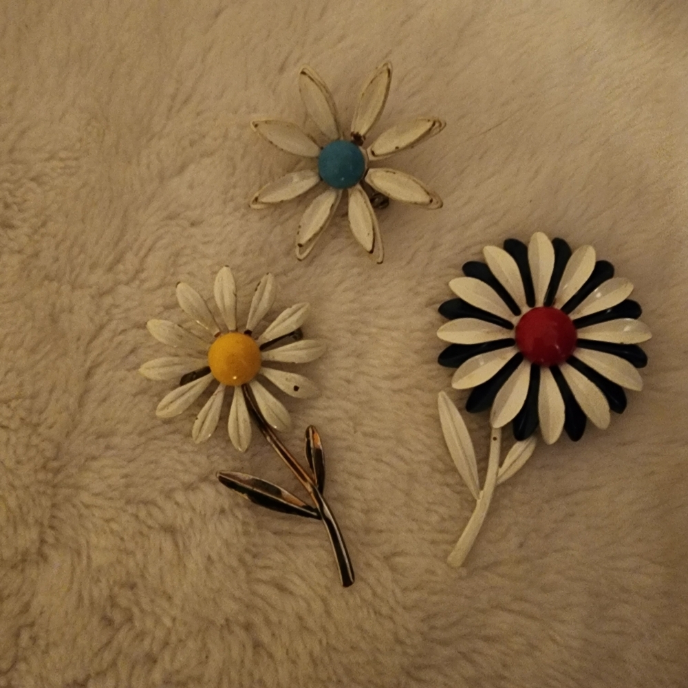 Vtg 50s-60 Daisy 3 Three! Flower Power MOD Enamel Metal Rivot Brooch Pins